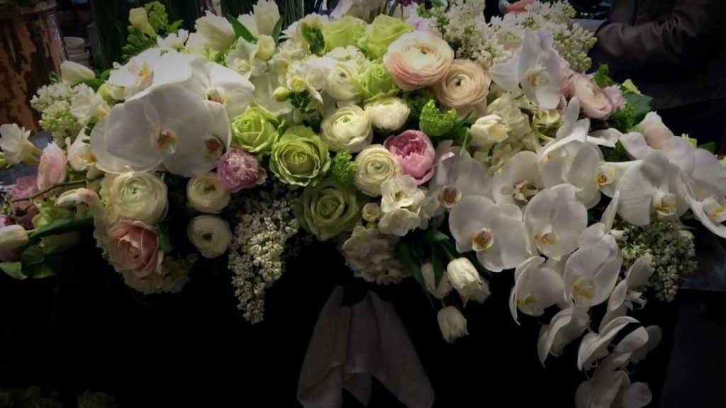 5 Creative Ideas for Personalized Floral Arrangements at a Funeral Service